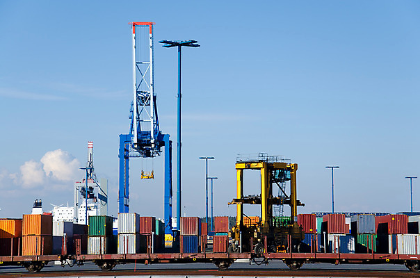 포토 JPG 해외이미지 유럽 산업 바다 비즈니스 교통시설 모바일 핀란드 사람없음 빨간색 물 글로벌 금속 항구 힘 기계 장비 트럭 화물 역 상품 몸무게 큼 컨테이너 창고 기중기 무역 방파제 보안 상업 수납 포트 무거움 로딩 수입 철강 헬싱키 해외202004 해외포토 자연요소 공공시설 나라 컬러 교통 자동차 재질 북유럽 안전 운송업 중장비 무게 크기 시설 파일형식 이미지허브