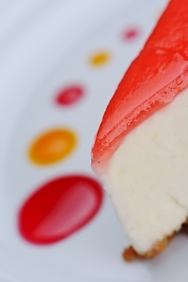 포토 JPG 해외이미지 디저트 실내 근접촬영 사람없음 아웃포커스 시럽 치즈케이크 해외202004 해외포토 음식 뷰포인트 촬영기법 내부 케이크 파일형식 이미지허브