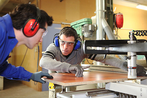 포토 JPG 해외이미지 백인 직업 산업 장갑 2 비즈니스 공장 노동자 실내 서기 사람 두명 건물 목재 옆모습 헤드폰 기계 소리 업무 작업실 보호 널 자르기 목수 목공예 인턴 조작 견습생 견습기간 해외202004 해외포토 서양인 나무 건축물 잡화 뷰포인트 음향기기 컨셉 재료 공업 모션 내부 작업 공예 파일형식 이미지허브