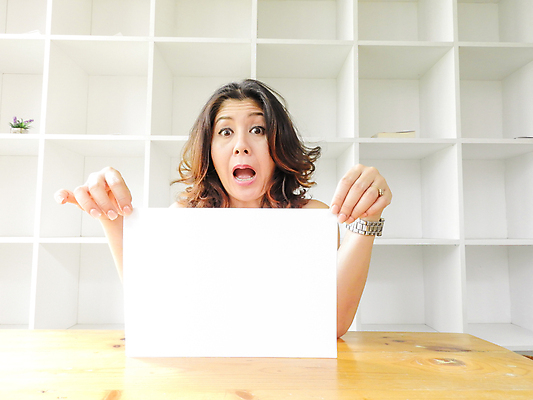 포토 JPG 해외이미지 손 배너 여자 행복 포스터 종이 백그라운드 비즈니스 성공 노동자 간판 광고판 한명 사람 성인 우주 공백 흰색 잡기 신용카드 발표 메시지 사인 보여주기 고립 슬로건 카피스페이스 해외202004 해외포토 직업 1 감정 컬러 컨셉 모션 알림판 신체부위 금융 판 파일형식 이미지허브