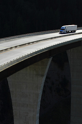 포토 JPG 해외이미지 산업 도로 여행 이동 교통시설 산 사람없음 트럭 화물 바퀴 고속도로 상품 속도 상업 트랙터 짐차 트레일러 디젤 조작 해외202004 해외포토 길 교통 컨셉 자동차 운송업 농기계 시설 특수차량 파일형식 이미지허브