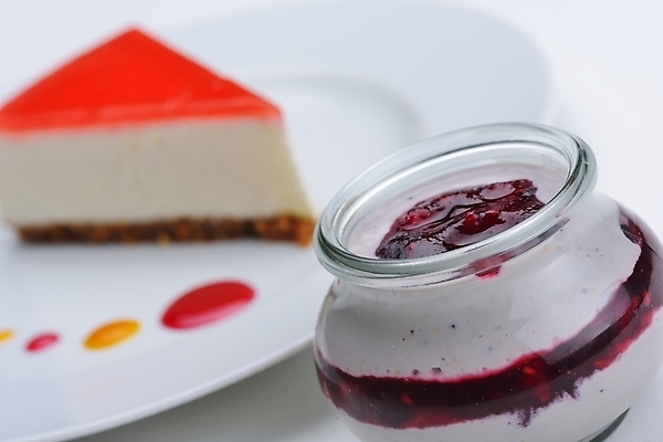 포토 JPG 해외이미지 디저트 실내 사람없음 아웃포커스 잼 흰배경 치즈케이크 해외202004 해외포토 음식 백그라운드 촬영기법 내부 케이크 흰색 소스_음식 파일형식 이미지허브