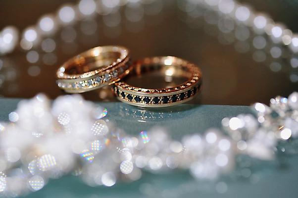 포토 JPG 해외이미지 전통 커플 꽃 행복 결혼 쿠션 2 손가락 관계 베개 결혼식 관리 선물 사랑 미술 사람없음 빨간색 희망 흰색 축하 반지 악단 쌍 신용카드 황금 우아함 보석 심볼 활 약혼 거짓말 정중 통일 해외202004 해외포토 식물 손 감정 음악 컬러 컨셉 장신구 침구 문화예술 이벤트 금융 광석 약속 파일형식 이미지허브