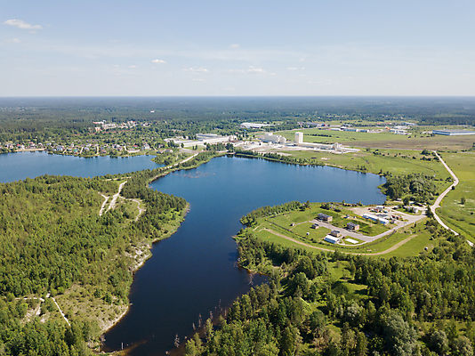 포토 JPG 해외이미지 유럽 호수 백그라운드 밭 자연 추상 안테나 풍경 사람없음 야외 초록색 물 여름 반사 시골 드론 조감도 해외202004 해외포토 자연요소 계절 나라 컬러 무늬 농업 통신 생태계 파일형식 이미지허브