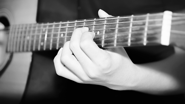 포토 JPG 해외이미지 손 연주 흑백 실내 신체부위 기타 잡기 해외202004 해외포토 음악 모션 현악기 촬영기법 사람 내부 파일형식 이미지허브