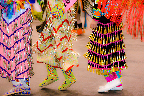 포토 JPG 해외이미지 주간 드레스 여자 여행 신발 이동 목걸이 실내 3 사람 사람없음 가로 컬러풀 금속 미국 활발 댄서 춤 인디언 깃털 강렬 해외202004 해외포토 자연요소 직업 옷 컬러 컨셉 북아메리카 장신구 재질 문화예술 아메리카 내부 파일형식 이미지허브