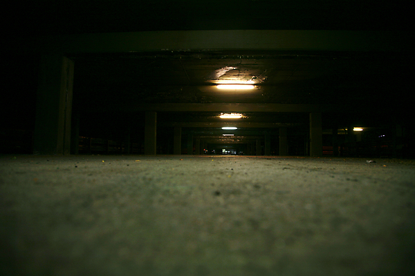 포토 JPG 해외이미지 외관 건축양식 교통시설 자동차 추상 주택 사람없음 건물 검은색 차도 램프 도시 재산 큼 무서움 주차 땅바닥 콘크리트 해외202004 해외포토 건축물 건축 감정 도로 육상교통 컬러 교통 무늬 조명 바닥 금융 크기 시설 파일형식 이미지허브