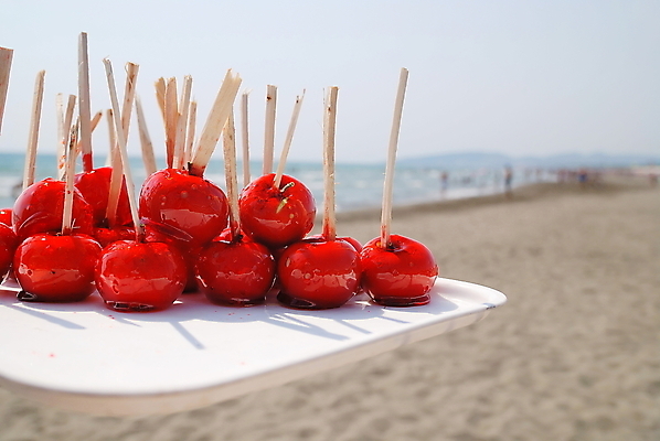 포토 JPG 해외이미지 탁자 디저트 사탕 사람없음 야외 빨간색 막대기 달콤 사과 해외202004 해외포토 음식 컬러 가구 과일 맛 파일형식 이미지허브