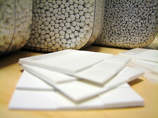 포토 JPG 해외이미지 산업 새로움 사람없음 장비 흰색 제조 컨테이너 플라스틱 가득함 수납 주사약 화학물질 해외202004 해외포토 컬러 컨셉 재질 약 화학 파일형식 이미지허브