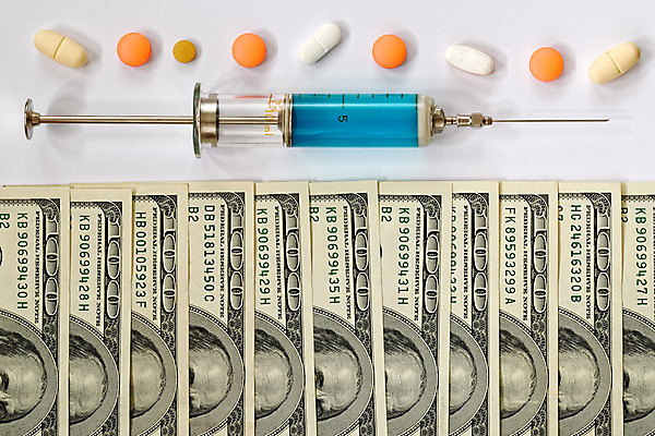 포토 JPG 해외이미지 종이 백그라운드 컨셉 지폐 돈 비즈니스 건강 병원 주사기 사람없음 치료 금융 경제 알약 약 달러 흰색 질병 약국 주사약 보험 계산서 돌봄 비용 해외202004 해외포토 컬러 의학 의료기기 모션 재산 파일형식 이미지허브