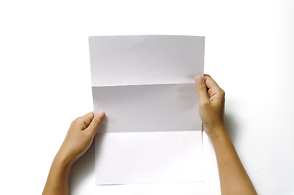 포토 JPG 해외이미지 손 종이 실내 들기 신체부위 잡기 접기 해외202004 해외포토 모션 사람 내부 파일형식 이미지허브