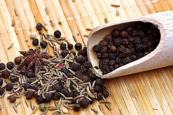 포토 JPG 해외이미지 전통 별 백그라운드 잎 재료 고추 파프리카 요리 씨앗 동양인 사람없음 목재 빨간색 노란색 숟가락 흰색 신선 만 양념 조미료 고수 맛 가루 인도인 머스터드 허브 향기 아로마 소금 향 후추 카레 생강 내추럴 고립 사프란 시나몬 강황 해외202004 해외포토 자연요소 외국인 나무 식물 음식 컬러 컨셉 채소 식재료 수저 인종 소스_음식 향신료 냄새 향미료 파일형식 이미지허브