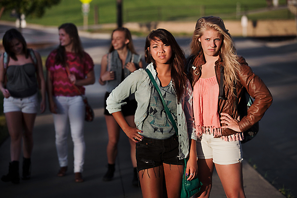 포토 JPG 해외이미지 백인 학생 여자 유럽 2 가방 배낭 사람 동양인 여러명 야외 10대 유행 우정 흰색 표현 신선 그룹 인디언 히스패닉 나쁜 섞기 심각 어려움 스타일 필리핀사람 해외202004 해외포토 서양인 잡화 나라 컬러 다수 컨셉 청소년 아메리카 인종 친구 파일형식 이미지허브