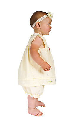 포토 JPG 해외이미지 모델 1 드레스 옷 행복 어린이 포즈 한명 미소 사람 유행 어둠 기쁨 흰색 표현 아기 닫기 자르기 연도 묘사 걸음마 고립 스타일 해외202004 해외포토 감정 컬러 모션 표정 파일형식 이미지허브