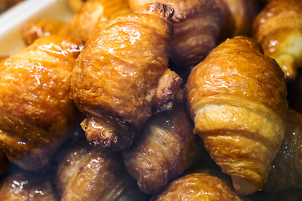 포토 JPG 해외이미지 음식 디저트 요리 사람없음 갈색 식사 빵집 신선 황금 달콤 맛 아침식사 굽기 먹기 반죽 롤 꿀 프랑스어 번 페스츄리 해외202004 해외포토 문자 빵 컬러 컨셉 모션 상점 구이 파일형식 이미지허브