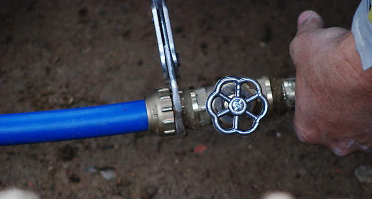 포토 JPG 해외이미지 백인 직업 손 유럽 장갑 2 노동자 새로움 주택 실내 관리 사람없음 내부 건물 뒷모습 물 흙 방 욕실 업무 구멍 수리 고정 편리함 건축업자 계약자 배관공 설치 재주꾼 주입구 헬프 공급 해외202004 해외포토 자연요소 서양인 건축물 잡화 건축 나라 뷰포인트 컨셉 신체부위 작업 도움 계약 파일형식 이미지허브