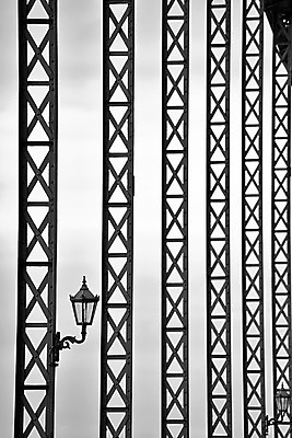 포토 JPG 해외이미지 실루엣 선 패턴 가로등 건축양식 추상 전등 흑백 사람없음 세로 빛 금속 검은색 어둠 수확 흰색 등불 램프 도시 역사 철 묘사 옛날 줄서기 철강 함부르크 해외202004 해외포토 공공시설 건축 컬러 무늬 농업 모션 재질 조명 독일 촬영기법 파일형식 이미지허브