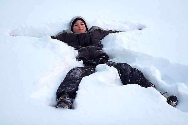 포토 JPG 해외이미지 1 계절 남자 행복 얼굴 어린이 겨울 자연 사랑 한명 웃음 사람 소년 야외 파란색 빛 머리 냉동 얼음 기쁨 추위 서리 1월 거짓말 눈내림 해외202004 해외포토 자연요소 감정 컬러 눈_날씨 표정 신체부위 날짜 생태계 파일형식 이미지허브