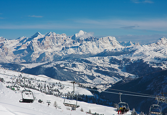 포토 JPG 해외이미지 스포츠 여행 겨울 의자 자국 하늘 휴가 스키 산 건강 사람 풍경 경사 사람없음 파란색 우주 맑음 이탈리아 곤돌라 위험 휴양지 알프스 절정 해외202004 해외포토 계절 유럽 컬러 가구 컨셉 날씨 겨울스포츠 장소 파일형식 이미지허브