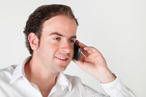 포토 JPG 해외이미지 남자 통신 청소년 모바일 친절 대화 한명 사람 가로 스마트폰 듣기 잡기 닫기 무선전화기 집중 해외202004 해외포토 1 컨셉 모션 말하기 핸드폰 스마트기기 전화기 파일형식 이미지허브