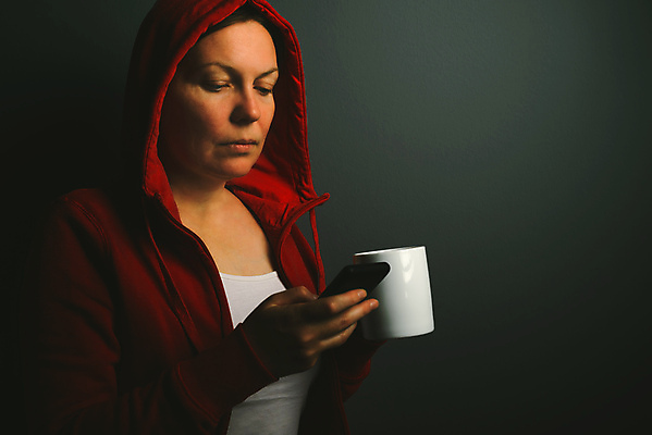 포토 JPG 해외이미지 백인 라이프스타일 커피 음료 인터넷 통신 아침 모바일 세포 대화 한명 성인 일상 컵 전자제품 스마트폰 핸드폰 어둠 잡기 도시 메시지 연결 전화기 속도 상쾌 모카 문자메시지 카페인 혼자 해외202004 해외포토 주간 서양인 1 식기 감정 모션 말하기 사람 라이프 생활 스마트기기 파일형식 이미지허브