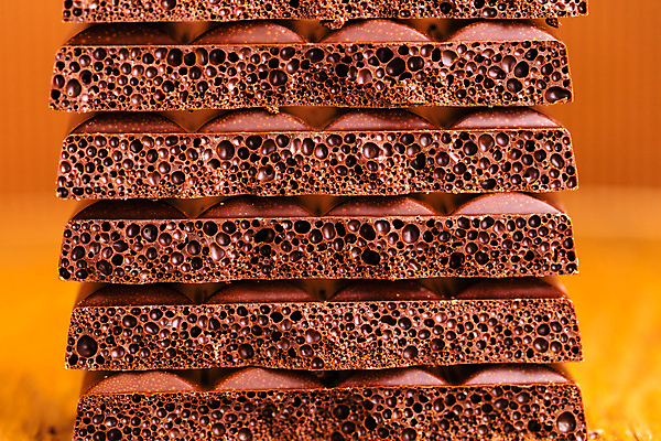 포토 JPG 해외이미지 음식 조각 백그라운드 재료 부분 디저트 사탕 사람없음 갈색 쌓기 초콜릿 검은색 어둠 블록 우유 바 구멍 닫기 달콤 맛 설탕 먹기 질감 정사각형 코코아 깨짐 해외202004 해외포토 도형 음료 컬러 컨셉 모션 유제품 파일형식 이미지허브