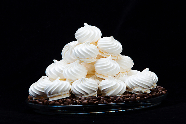 포토 JPG 해외이미지 접시 검은배경 서양음식 실내 사람없음 쌓기 쿠키 원두 달콤 머랭 해외202004 머랭쿠키 해외포토 식기 커피 음식 백그라운드 모션 디저트 내부 검은색 맛 파일형식 이미지허브