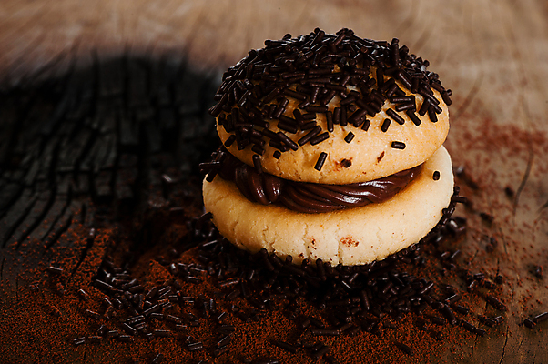 포토 JPG 해외이미지 음식 백그라운드 휴가 디저트 주택 사탕 요리 사람없음 장식 컬러풀 갈색 파티 쿠키 케이크 초콜릿 얼음 희망 빵집 우유 흰색 축하 대접 신선 원형 생일 달콤 맛 아침식사 작음 설탕 굽기 먹기 뿌리기 크림 오브젝트 싱글 슛 칼로리 페스츄리 핸드메이드 프로스팅 해외202004 해외포토 자연요소 도형 기념일 감정 빵 컬러 컨셉 모션 유제품 이벤트 건물 상점 식사 크기 구이 제빵 파일형식 이미지허브