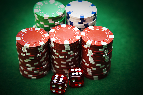 포토 JPG 해외이미지 실내 사람없음 쌓기 포커칩 도박 카지노 주사위 비네팅 겜블 초록배경 해외202004 해외포토 백그라운드 모션 촬영기법 내부 초록색 포커 파일형식 이미지허브