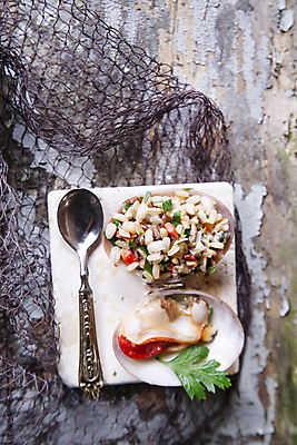 포토 JPG 해외이미지 조개 실내 사람없음 숟가락 그물 조개껍데기 돌판 리조또 나무배경 해외202004 해외포토 음식 백그라운드 어패류 수저 내부 돌_바위 파일형식 이미지허브