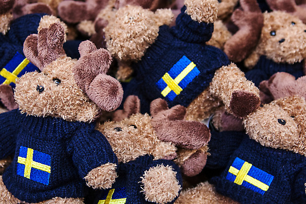 포토 JPG 해외이미지 동물 백그라운드 털 뿔 스웨덴 선물 사람없음 장식 파란색 장난감 갈색 노란색 깃발 스웨터 마스코트 순록 엘크 해외202004 해외포토 컬러 상의 북유럽 파일형식 이미지허브