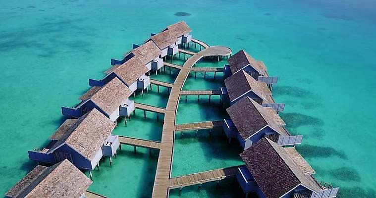 포토 JPG 해외이미지 바다 섬 백그라운드 자연 하늘 호텔 휴가 안테나 풍경 사람없음 물 여름 파란색 모래사장 맑음 흰색 고급 오두막 모래언덕 휴양지 석호 몰디브 드론 터키석 파라다이스 해외202004 해외포토 자연요소 계절 아시아 컬러 컨셉 통신 숙소 날씨 장소 보석 언덕 생태계 파일형식 이미지허브