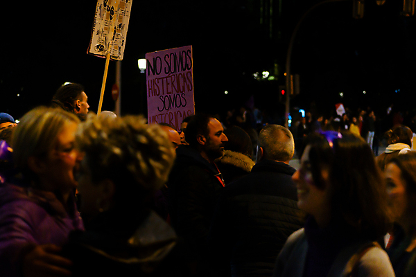 포토 JPG 해외이미지 여자 남자 유럽 포스터 이동 거리 사람 사람없음 힘 자유 도시 사회 센터 역사 뉴스 스페인 야간 8 큼 싸움 정사각형 커뮤니티 혁명 마드리드 소셜 스트라이크 평등 항의 해외202004 해외포토 자연요소 도형 나라 컨셉 모션 숫자 크기 공동체 파일형식 이미지허브