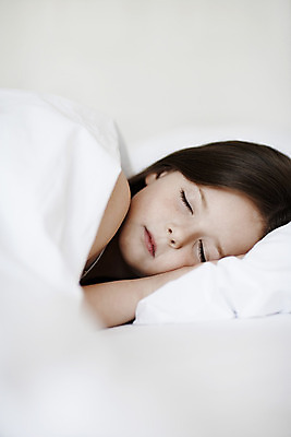 포토 JPG 해외이미지 백인 어린이 베개 갈색머리 실내 한명 눕기 머리 평화 침실 이불 잠옷 흰색 침대 잠 런던 천진난만 취침시간 해외202004 해외포토 서양인 1 헤어스타일 옷 컬러 가구 컨셉 침구 모션 영국 사람 내부 신체부위 파일형식 외국인 유럽 생활용품 나라 인종 오브젝트 이미지허브