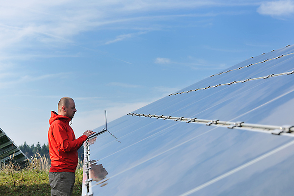 포토 JPG 해외이미지 주간 구름 남자 하늘 한명 상반신 성인 야외 옆모습 노트북 반사 타이핑 태양에너지 집열판 성인남자한명만 해외202004 해외포토 자연요소 1 뷰포인트 사람 전자제품 그린에너지 남자한명만 성인남자만 파일형식 이미지허브