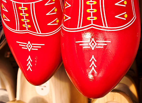 포토 JPG 해외이미지 전통 옷 유럽 문화 조각 여행 신발 휴가 사람없음 목재 장식 페인트 골동품 쌍 화려 역사 상품 심볼 네덜란드 기념품 암스테르담 구식 옛날 해외202004 해외포토 나무 나라 컨셉 재료 오브젝트 파일형식 이미지허브