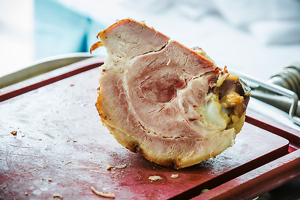 포토 JPG 해외이미지 접시 음식 서브 쟁반 육류 돼지고기 요리 사람없음 목재 식당 식사 저녁식사 돼지 그릴 자르기 굽기 햄 점심식사 해외202004 해외포토 나무 식기 식재료 재료 포유류 모션 주방용품 상점 구이 파일형식 이미지허브