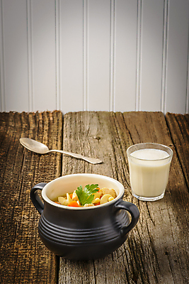 포토 JPG 해외이미지 음식 건강 육류 사람없음 컬러풀 숟가락 식사 치킨 당근 시골 면 사발 맛 수프 핸드메이드 해외202004 해외포토 컬러 컨셉 식재료 뿌리채소 수저 사기그릇 닭고기요리 파일형식 이미지허브