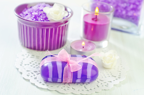 포토 JPG 해외이미지 꽃 리본 사람없음 보라색 스파 아로마 스파용품 비누 향초 아로마테라피 바디케어 입욕소금 해외202004 해외포토 식물 컬러 초 위생용품 미용용품 오브젝트 소금 테라피 파일형식 이미지허브