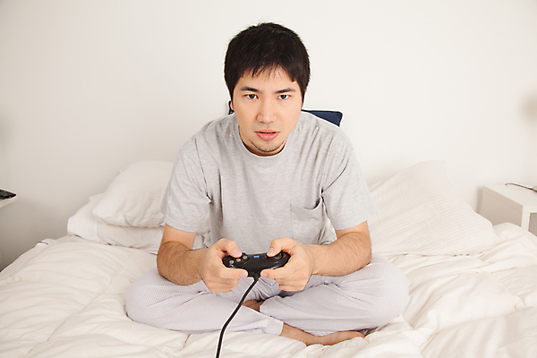 포토 JPG 해외이미지 전신 휴식 실내 한명 앉기 동양인 20대 성인 앞모습 게임 침대 잡기 조이스틱 성인남자한명만 해외202004 해외포토 1 뷰포인트 가구 컨셉 모션 놀이 사람 인종 청년 내부 게임기 남자한명만 성인남자만 파일형식 이미지허브