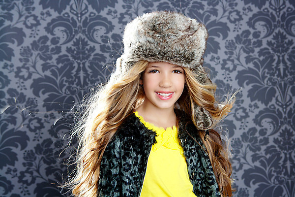 포토 JPG 해외이미지 백인 모델 여자 딸 행복 유럽 어린이 포즈 겨울 벽지 털 한명 사람 손짓 가로 금발 유행 코트 수확 표현 작음 모피 복고 표범 그런지 해외202004 해외포토 서양인 1 헤어스타일 계절 감정 나라 농업 포유류 가족 모션 외투 크기 파일형식 이미지허브