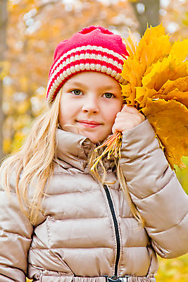 포토 JPG 해외이미지 백인 여학생 여자 유럽 어린이 한명 여름 파란색 금발 봄 가을 흰색 8 6 5 7 해외202004 해외포토 서양인 1 학생 헤어스타일 계절 나라 컬러 사람 숫자 파일형식 이미지허브