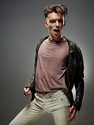 포토 JPG 해외이미지 백인 라이프스타일 남자 행복 감정 얼굴 한명 웃음 사람 성인 10대 가로 머리 표현 춤 긍정 해외202004 해외포토 서양인 1 컨셉 청소년 문화예술 표정 생활 신체부위 파일형식 이미지허브