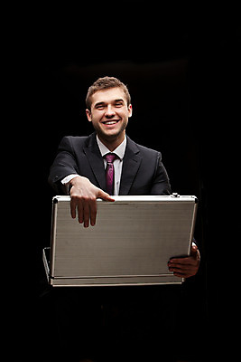 포토 JPG 해외이미지 직업 1 남자 백그라운드 돈 서류가방 가방 비즈니스 성공 손잡이 한명 서기 미소 사람 정장 성인 금융 상자 금속 여행가방 검은색 잡기 업무 비즈니스맨 자신감 큼 가득함 경영자 긍정 보여주기 길이 해외202004 해외포토 잡화 옷 감정 컬러 컨셉 모션 재질 표정 경제 작업 직장인 재산 크기 리더 파일형식 이미지허브