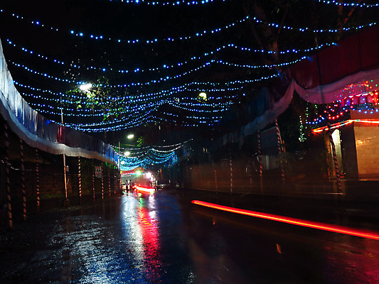 포토 JPG 해외이미지 전통 아시아 문화 도로 교통수단 모션 전등 조명 사람없음 장식 빛 컬러풀 반사 축제 젖음 힌두교 해외202004 해외포토 나라 종교 길 컬러 교통 교통시설 파일형식 이미지허브