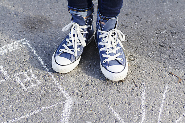 포토 JPG 해외이미지 라이프스타일 운동화 발 수업 거리 주택 창조 미술 취미 사람없음 야외 그래픽 태양 유행 페인트 흰색 그림 분필 해외202004 해외포토 자연요소 교육 컬러 신발 문화예술 건물 생활 신체부위 초크 파일형식 이미지허브