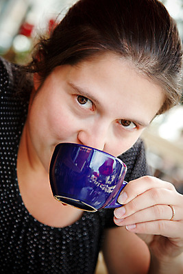 포토 JPG 해외이미지 백인 라이프스타일 여자 커피 탁자 한명 앉기 성인 야외 컵 세로 컬러풀 식당 카페 커피잔 여자한명만 해외202004 해외포토 서양인 1 식기 음료 컬러 가구 모션 잔 사람 생활 상점 여자만 파일형식 이미지허브