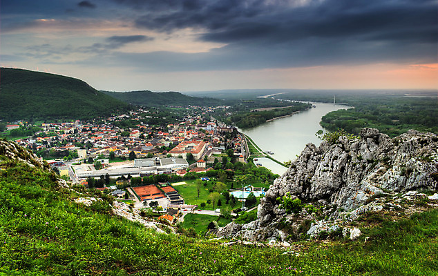 포토 JPG 해외이미지 구름 곡선 하늘 지붕 풍경 사람없음 초록색 물 강 마을 일몰 도시 암초 다뉴브강 해외202004 해외포토 자연요소 선 컬러 노을 파일형식 이미지허브