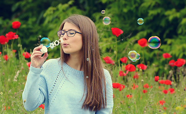 포토 JPG 해외이미지 백인 1 라이프스타일 계절 공원 여자 어린이 장난 놀이 갈색머리 건강 한명 사람 야외 가로 여름 청춘 소풍 정원 봄 거품 자유 불기 비누 양귀비 해외202004 해외포토 서양인 헤어스타일 공공시설 꽃 컨셉 모션 생활 위생용품 야외활동 파일형식 이미지허브