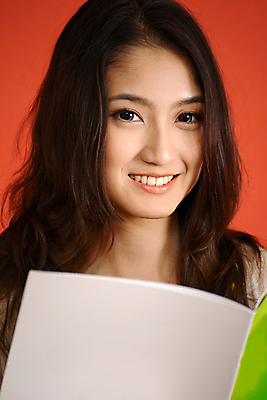 포토 JPG 해외이미지 모델 1 라이프스타일 손 응시 여자 행복 백그라운드 성공 한명 미소 사람 동양인 손짓 성인 유행 엄지손가락 표현 신선 최고 자신감 사인 만족 승인 해외202004 해외포토 시선 감정 컨셉 손가락 모션 표정 인종 생활 신체부위 파일형식 이미지허브